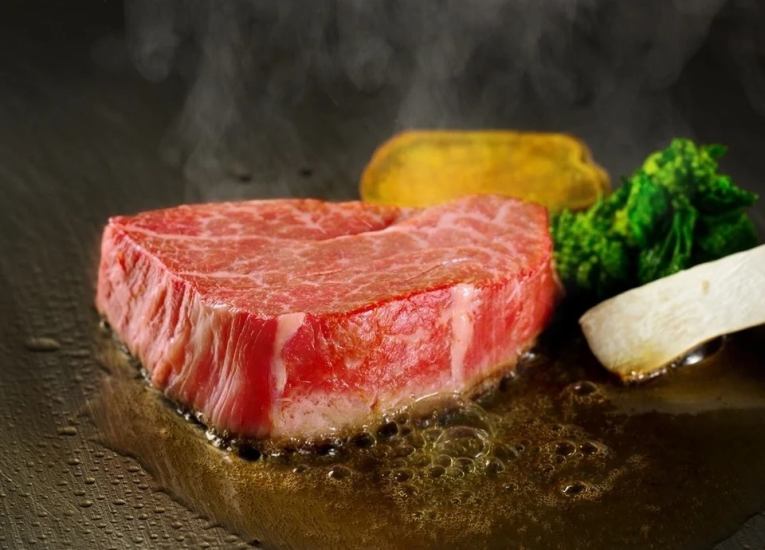 The real pleasure of Teppanyaki, where the finest ingredients are prepared right in front of your eyes.