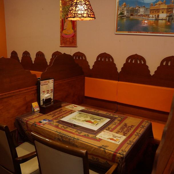 小洒落た店内のお席。テーブル席で構成されたインドの雰囲気醸し出す店内