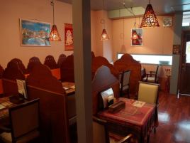 在印度風格的氛圍漂流的餐廳內