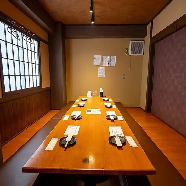 【和の雰囲気×50名のパーティはこちらで】和室の落ち着きと掘りごたつの個室の広さが魅力的♪50名までの宴会も大歓迎!パーティはここで決まり!みんなで思い出に残る楽しいひとときを過ごしましょう。お酒も充実していますので、楽しい時間がさらに盛り上がります!おいしい料理と共に、くつろぎのひとときをどうぞ!