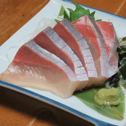 [2-Hour All-You-Can-Drink Included] Ehime Winter Yellowtail Feast Course: 9 dishes including a 4-kind sashimi platter featuring yellowtail, yellowtail shabu-shabu, and more - 7700 yen (tax included)