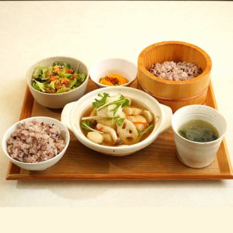 Ankake 豆腐和根类蔬菜套餐