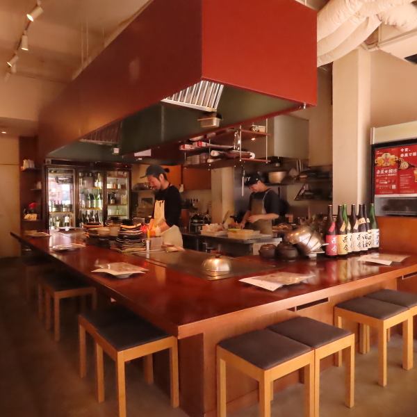 U-shaped counter seats.This is a special seat where you can enjoy watching the food being prepared with all five senses. You can also enjoy conversation with the staff, so please feel free to ask for recommendations.There are 12 counter seats available.