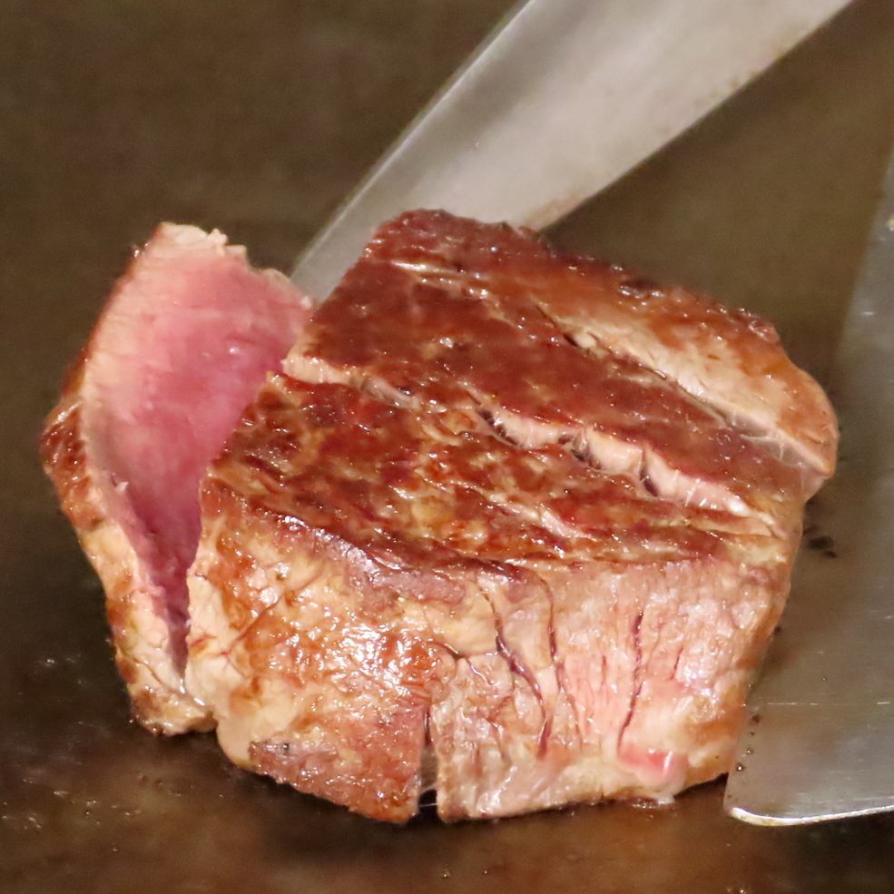 Enjoy carefully selected meat on a teppanyaki plate.