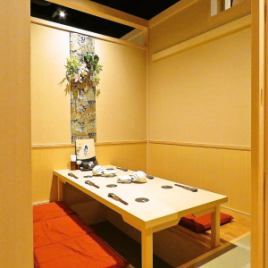 [1F] A private room is recommended for a lively girls' party♪ A private room that is extremely popular at group parties! The private room with a horigotatsu (sunken kotatsu table) where you can enjoy a calm atmosphere can be used for a wide range of purposes, such as group parties, girls' parties, moms' parties, and dinner parties. .Highly recommended for family meals.There is no doubt that you will have a lively conversation with your family in a spacious private room.