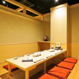 [1F]宴会在宽敞的包间的私人空间里热闹非凡。重视日本品味的空间。日本纸灯笼的照明营造出一种怀旧而又新颖的氛围，让您可以放松身心。您可以在私人空间享受酒会和各种宴会，而无需担心其他客人。我们还有许多适合宴会的无限畅饮套餐。