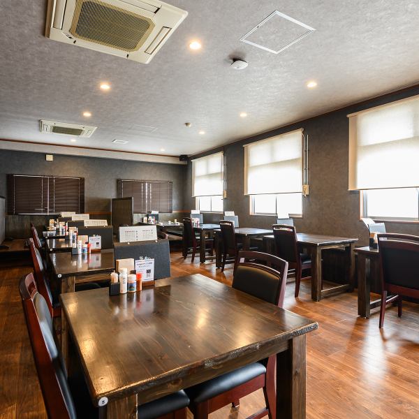 広々とした、綺麗な落ち着いた雰囲気の店内。ゆったりとお過ごしいただけるテーブル席をご用意しております。人数に応じて利用可能ですので、観光でのランチ・ディナーや、デート、各種宴会など様々なシーンでご活用ください♪