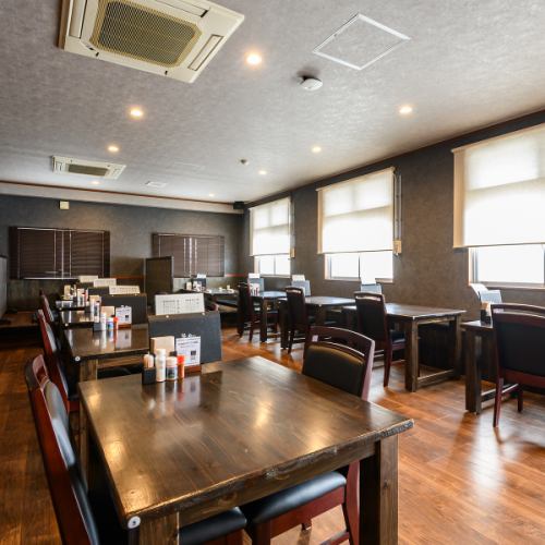 <p>広々とした、綺麗な落ち着いた雰囲気の店内。ゆったりとお過ごしいただけるテーブル席をご用意しております。人数に応じて利用可能ですので、観光でのランチ・ディナーや、デート、各種宴会など様々なシーンでご活用ください♪</p>