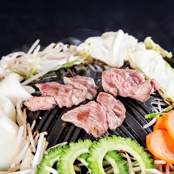 All-you-can-eat raw lamb and Jingisukan (grilled lamb) for 90 minutes (last order 10 minutes before closing).