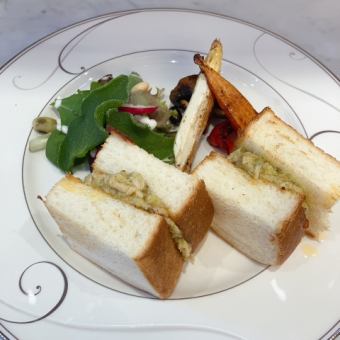 Avocado and tuna open sandwich