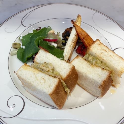 Avocado and tuna open sandwich