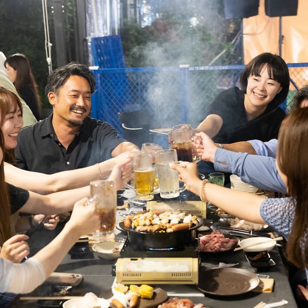 屋上ビアガーデンでは、開放的な雰囲気の中で食事を楽しんでいただくため、手ぶらで楽しみいただけます！お気軽にお問い合わせください♪※※開閉式テント完備で雨でも営業！