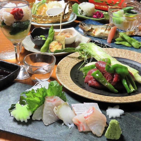 We offer a seasonal kaiseki course to taste the season
