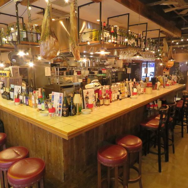 テーブル、カウンター、テラス席と少人数から大人数まで様々なシーンでご利用可能♪
