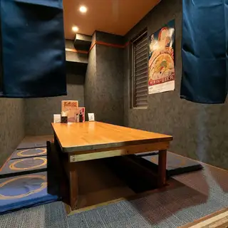 木の温もりが広がるおしゃれな完全個室で、周りを気にせず会話も弾む心地よい時間を。名物の串カツや神戸名物、フォトジェニックな限定メニューを囲んでワイワイ楽しめます！少人数での女子会や誕生日、ご友人との特別な集まりに最適です。人気のお席となっておりますのでご予約はお早めに！（