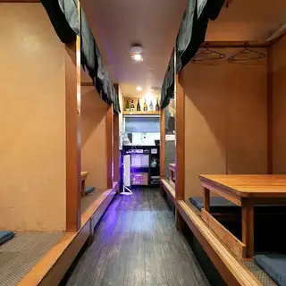 三宮駅近くの隠れ家感あふれる完全個室をご用意。周りの視線を気にせずゆったり過ごせるプライベート空間は、デートや少人数でのサク飲みにピッタリです！揚げたてのサクサク串カツや名物料理を味わいながら、至福のディナータイムをお過ごしください。プライベート感を大切にしたい夜におすすめです。