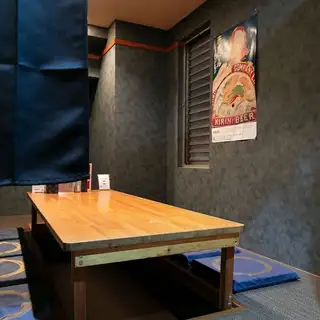 個室だから周りを気にせずワイワイ弾けられる！サークル飲みや打ち上げ、友人とのガッツリ飲みに最適なプライベート空間です。大人気の激安飲み放題や出来立てアツアツの串カツを囲んで、お腹も心も大満足間違いなし！三宮でコスパ良く賑やかに楽しむなら、当店自慢の個室をぜひご利用ください！