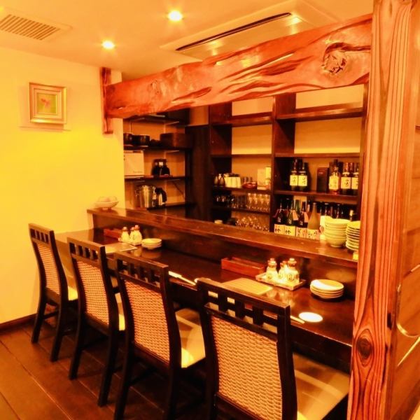 カウンター席で料理人との会話を楽しむ贅沢なひととき。目の前で繰り広げられる絶品料理に心が踊ります。一人でも気軽に訪れ、お酒を味わいながら静かな時間を愉しめる特別な空間です。旬の食材を活かした料理とお酒を存分に愉しめます。ゆったりとした雰囲気の中で、自分だけの特別な時間をお過ごしください。