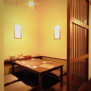 半個室風の掘りごたつ席は周囲を気にせず心からくつろげる特別な空間◎温もりに包まれた落ち着いた雰囲気の中、友人や大切な人とゆったりとした時間を過ごせます。17時～深夜2時まで営業していますので、時間を気にせずごゆっくりお過ごし頂けます。
