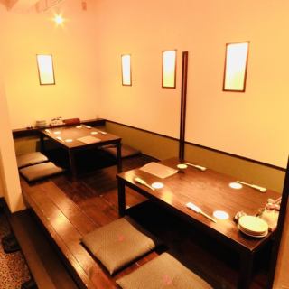 靴を脱いでリラックスできる掘りごたつ席。温もりある和の空間で、会社の仲間や友人、ご家族と共に和やかなひとときを過ごせます。季節ごとの新鮮な食材を使った料理をゆっくりと美味しいお酒を楽しみながら、心身ともにリラックスできる特別なお席です。