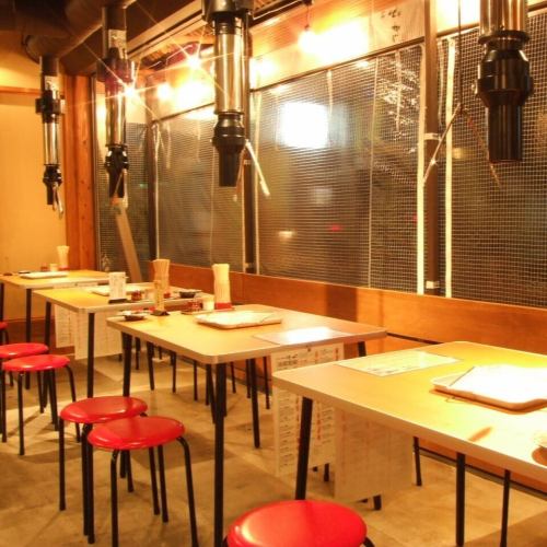 <p>【気軽に使えるテーブル席多数】当店1階と2階にテーブル席がございます。お仕事帰りのサク飲み、お仲間との飲み会、ご家族でのお食事など日常のさまざまなシーンでご利用ください♪もちろんおひとり様も大歓迎!天神大名ど真ん中の好立地で、清潔で活気ある店内で美味しいお肉とお酒を心行くまでお楽しみください☆</p>