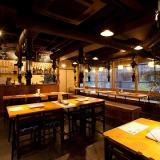 【少人数のご利用に◎テーブル席】1階に3卓・2階に10卓完備。仕事帰りや買い物帰りの腹ごしらえ、家族水入らずのお食事会、友人との飲み会などにご利用いただけます。2階のテーブル席は貸切最大40名様でご利用いただけます!