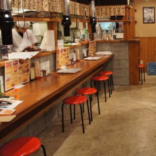 【普段使いにおすすめのカウンター】1名様から気軽にお使いいただけるカウンター席をご用意。お仕事帰りのサク飲みに最適です。横並びで座れるのでデートにも好評のお席です♪