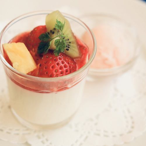 Strawberry jam milk pudding