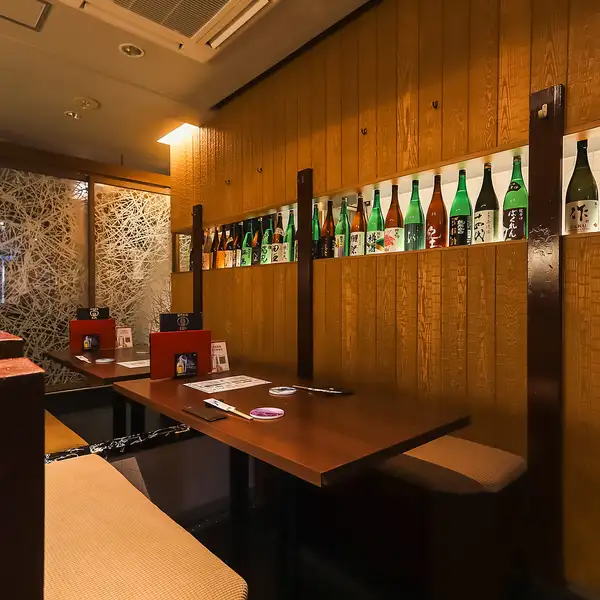 50名様まで対応可能な広々空間は、企業宴会や団体での利用に最適!ゆとりを重視した席レイアウトで、会話がしやすく快適に過ごせます◎和モダンな内装が上質な雰囲気を演出し、華やかな席にも落ち着いた時間にも適応★借切をご利用の場合は、事前にお店にご確認ください。