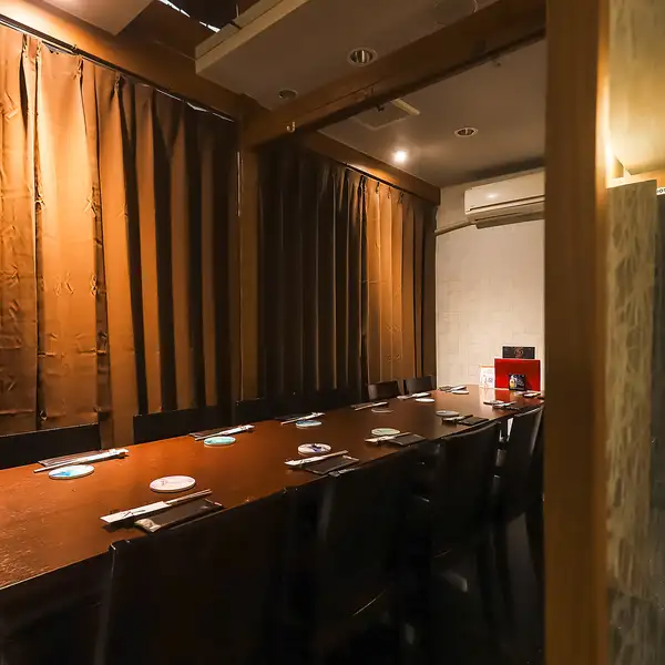 カウンター席や少人数向けのテーブル席は、落ち着いて食事を楽しみたい方にぴったり!視覚的にも心地よい和の調度で統一された店内は、大切な人とのプライベートな時間を演出します☆ふたりでの語らいや小グループでの気軽な集まりに最適な空間をご用意しております◎