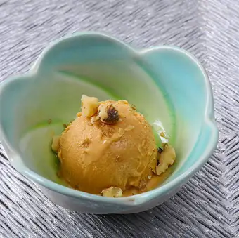 Bitter caramel ice cream