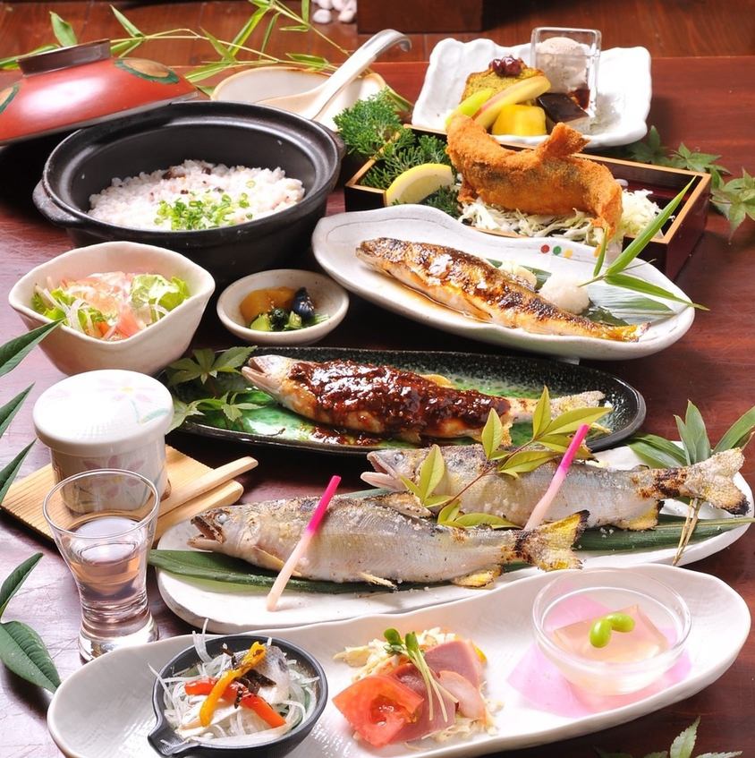 您可以在午餐和晚餐时使用精心挑选的食材享受时令创意日本料理