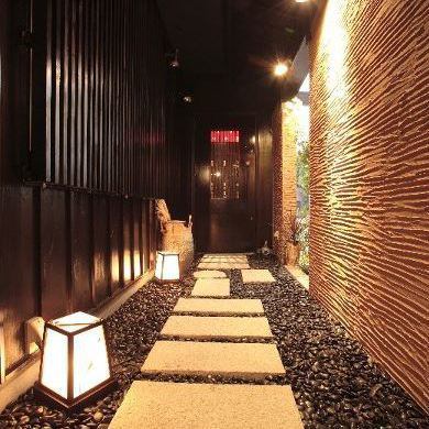Warm lighting and a relaxed space full of Japanese style create an atmosphere like an adult hideaway.There are various types of seats, such as counters, semi-private room digging seats, semi-private room sofa table seats, so you can use it in every day scene such as drinking party with friends, large banquet for a large number of companies .