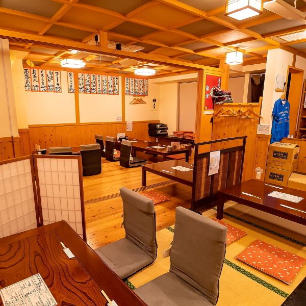店内は木の温もりを感じるアットホームな空間で、隠れ家的な雰囲気が魅力です☆駅からのアクセスも良好で、仕事帰りや休日の食事にも便利◎足を伸ばして寛げる座敷席をご用意しております。お子様用の椅子やご年配の方にも配慮した設備を整え、家族団らんにも安心してご利用いただけます。ゆったりとおくつろぎください。