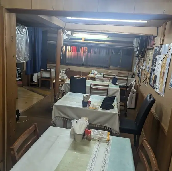 店内は和の造りで落ち着いた雰囲気。アットホームな空間づくりを心掛け、帰り道につい立ち寄りたくなる居心地の良さが魅力です。お一人様から宴会まで幅広く対応でき、気軽に楽しめる居酒屋として地域に愛されています。ゆったり過ごせるのも嬉しいポイント。会話を楽しむ時間にも寄り添います。ほっとできます。