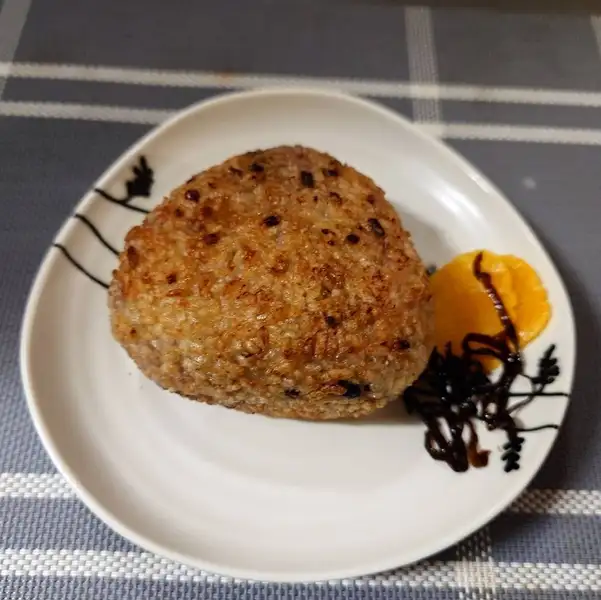 香ばしさ広がる、こんがりおこげと優しい味わい。食事の締めに焼きおにぎり