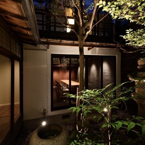 Renovated Machiya over 100 years old.The interior is unified with a mortar tone to create a modern atmosphere.We aimed to create a store where you can hardly feel the thresholds and hurdles so that many people can enjoy sake.