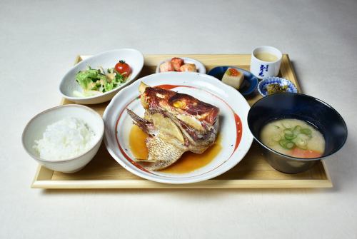 <Limited to 3 meals> Sea bream stewed in Tamanohikari Junmai Ginjo sake lunch