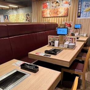 The interior of the store has a warm, homey, wood-toned atmosphere.We have counter seats and table seats.Perfect for a variety of occasions, whether you're dining alone, with your family or at a drinking party.Please use all means!
