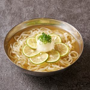 清爽的酸橘冷面