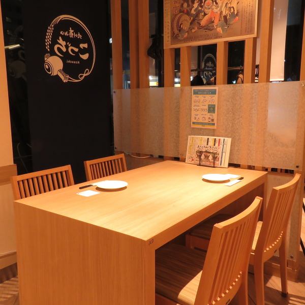 ご家族利用も多い落ち着いた雰囲気のテーブル席！博多駅近・落ち着いた雰囲気が特徴の店内では、お仕事終わりや女子会、小宴会などで利用されやすいです！ぜひ飲みながら・食べながらゆったりとお楽しみください！