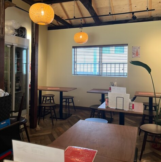 【女子会や宴会にも最適】1階フロアと2階フロアに2名テーブルおよび4名テーブルを設備しております。全席22席ご用意しており、広々とした空間で、ゆったりとしたお食事をお楽しみいただける、空間をご提供しています。飲み放題付きコースもあり、宴会や女子会にもぜひご利用ください。