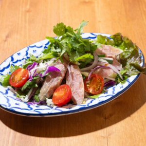 ヤムネーム　ソーセージのスパイシーサラダ