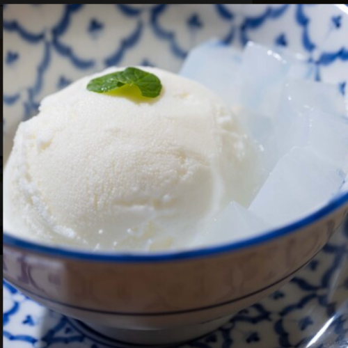 ココナッツアイスクリーム　ナタデココ添え