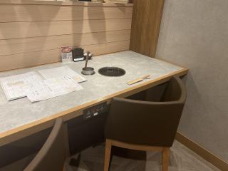 カウンターはおひとり様も歓迎。落ち着いた雰囲気の空間でお食事をお楽しみください。
