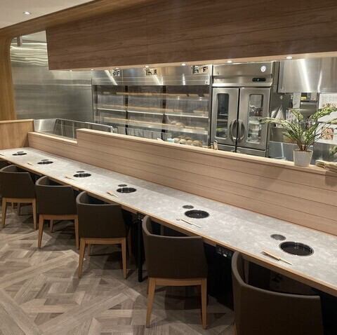 カウンターは6席ご用意。シェフの技を目の前でご堪能ください。