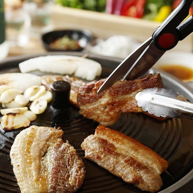 定番韓国料理の数々！大人気サムギョプサルも♪