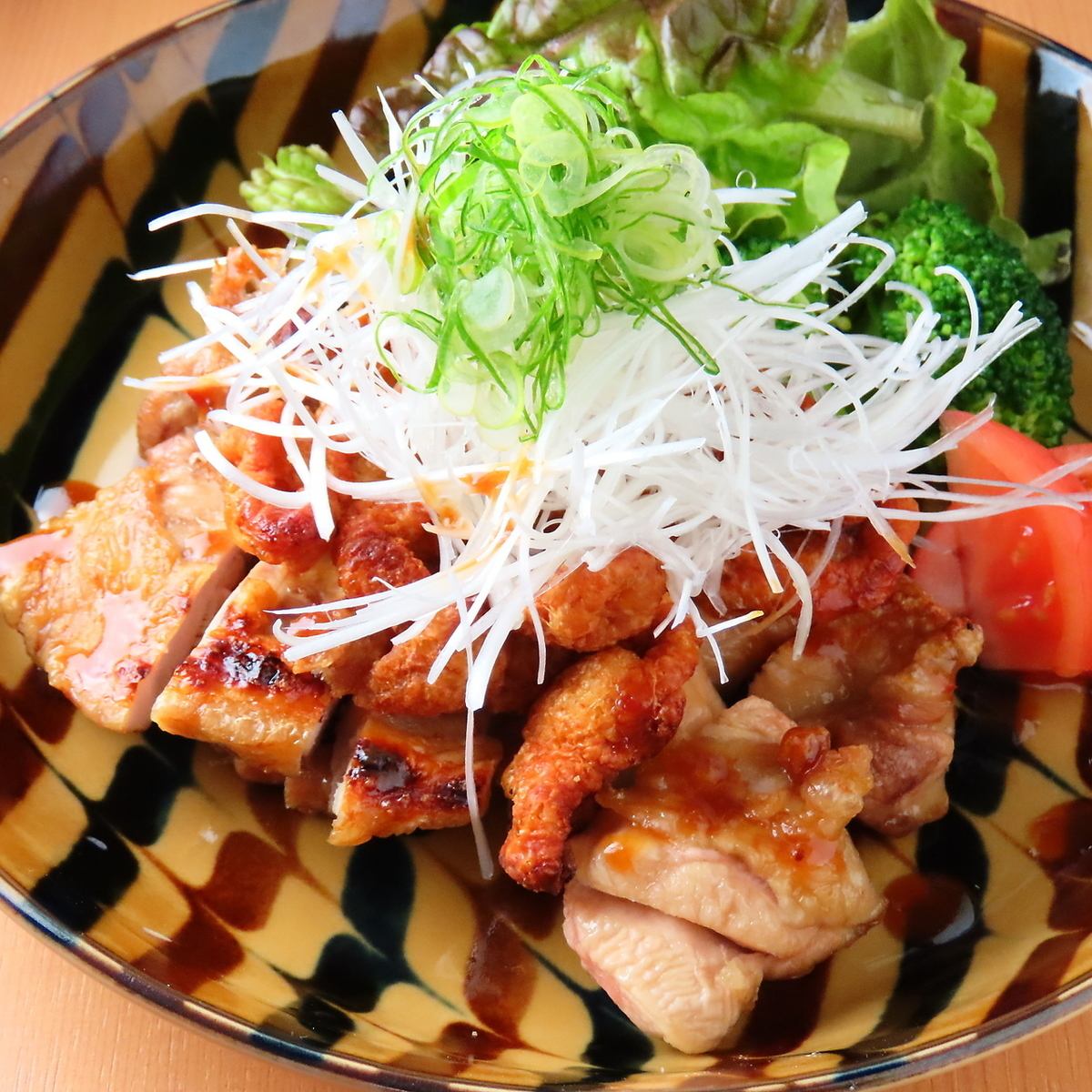 じっくり焼き上げた鶏肉はふんわりジューシーに仕上げております