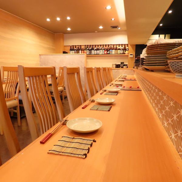 ゆっくたりくつろぎのカウンター席。おひとりさま、友人同士やカップルも、美味しいお料理と美味しいお酒で心地よい時間をお過ごしいただけます☆穏やかな雰囲気の中くつろぎの時間をお楽しみください♪