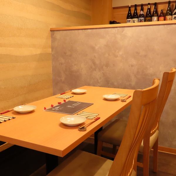 木のぬくもり感じるテーブル席は4名様までお座りいただけます。各テーブル接続が可能で、少人数～大人数まで幅広いシーンでご利用いただけます。女子会、歓送迎会、宴会などにも是非ご利用ください♪